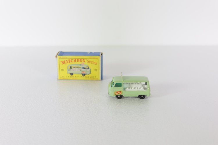 Lesney Matchbox - No.21 Commer bottle float milk delivery truck with box