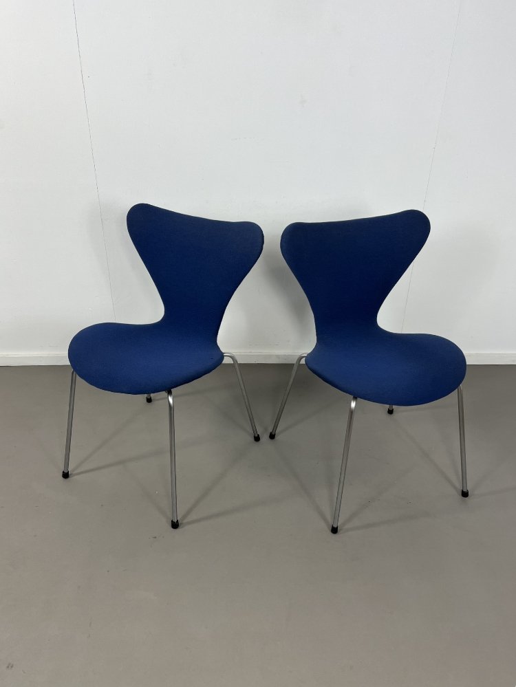 20th-century butterfly chairs 3107 by Arne Jacobsen for Fritz Hansen, 1960s